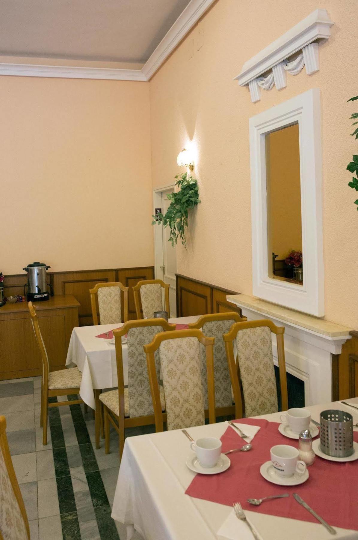 Hotel Francoise Balatonlelle Buitenkant foto