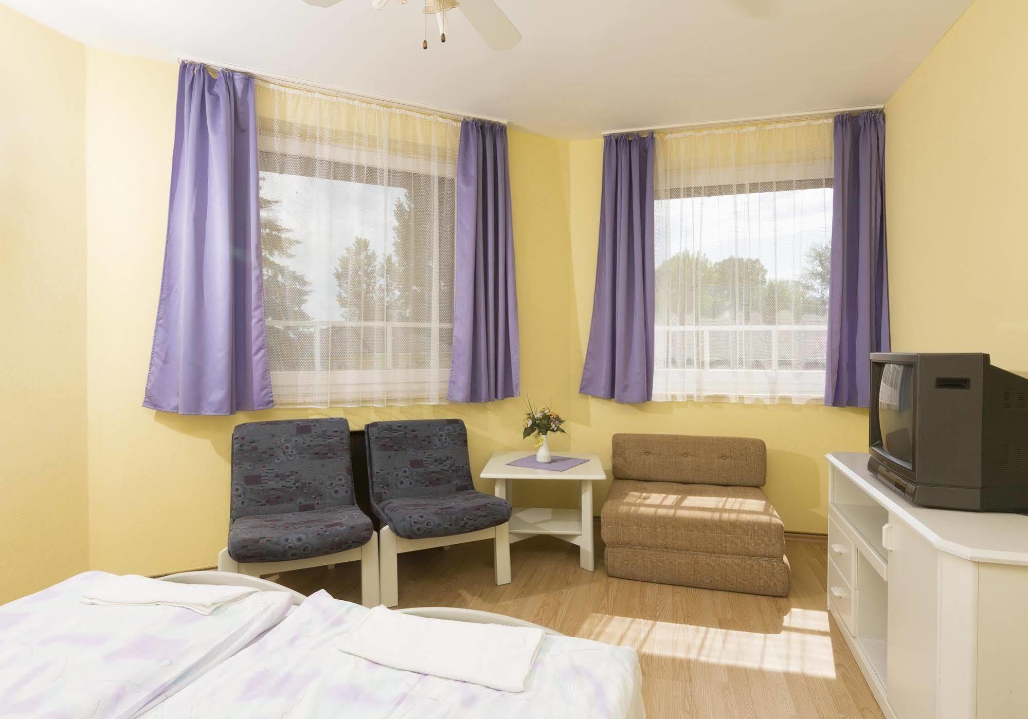 Hotel Francoise Balatonlelle Buitenkant foto