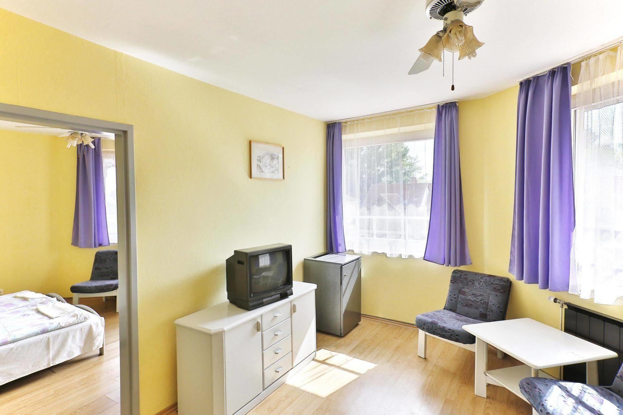 Hotel Francoise Balatonlelle Buitenkant foto