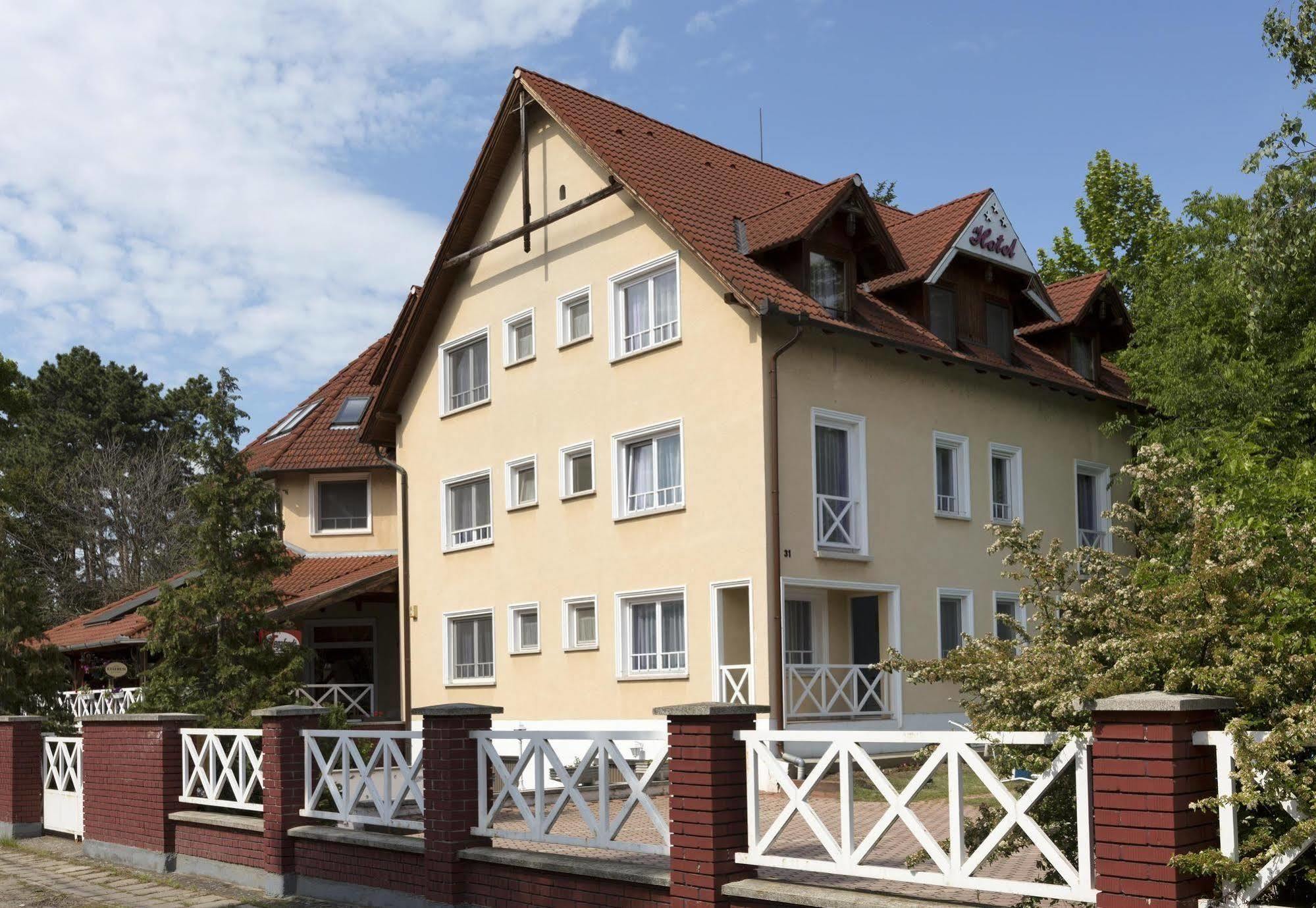 Hotel Francoise Balatonlelle Buitenkant foto