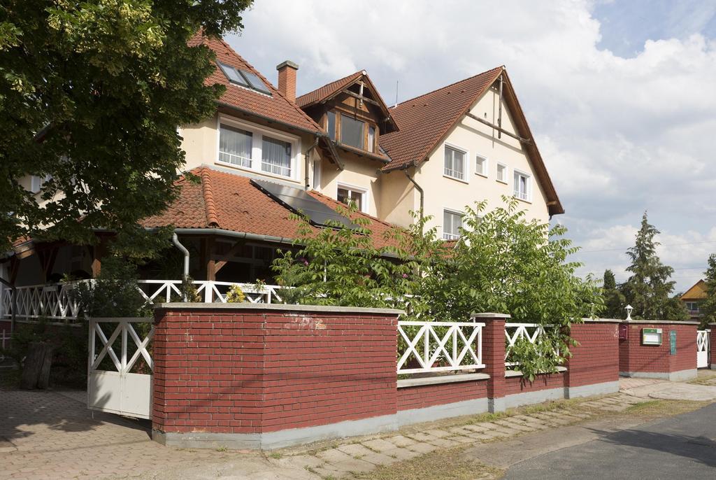 Hotel Francoise Balatonlelle Buitenkant foto